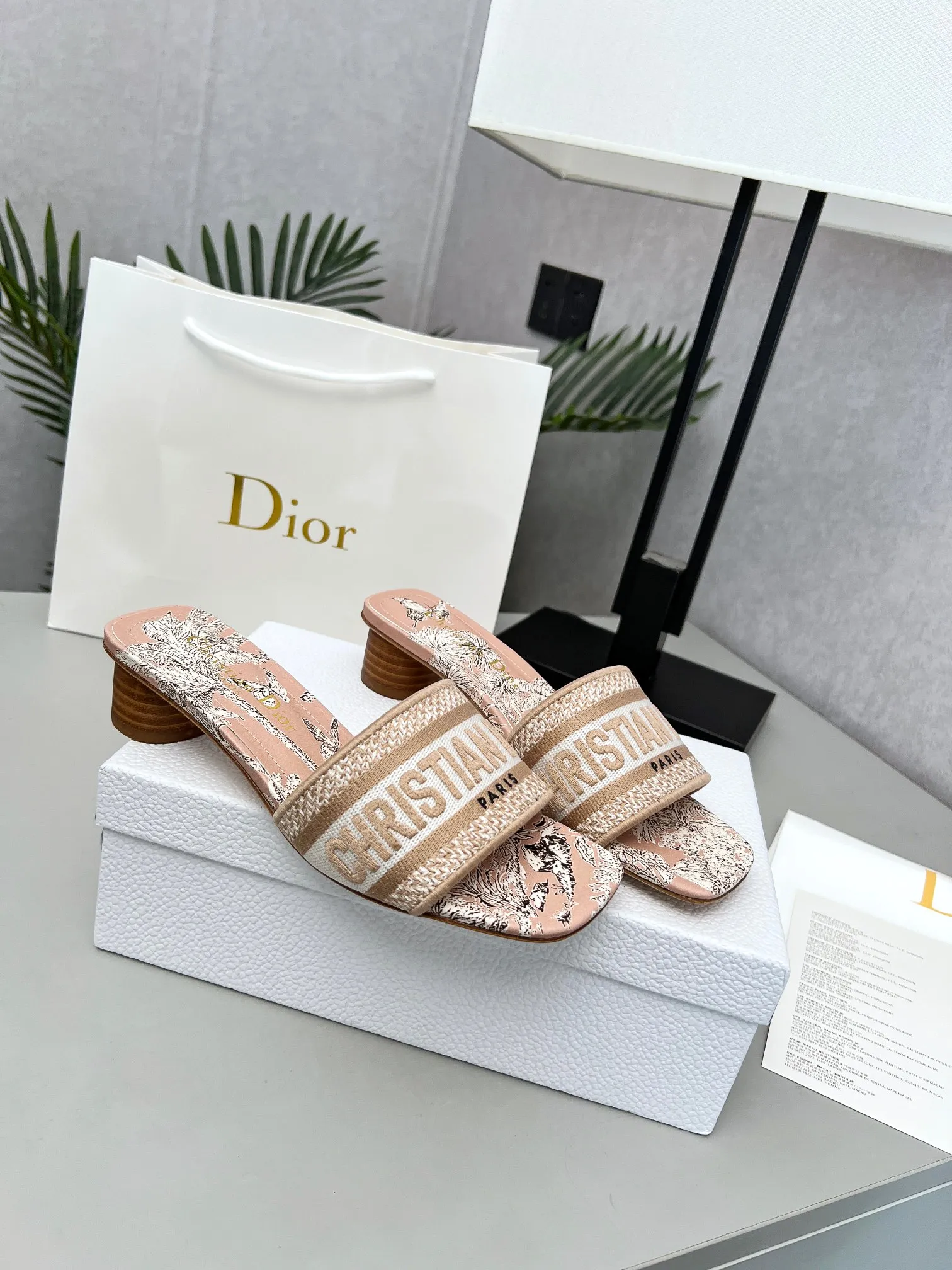 👟👟Ex-factory price 360👟👟 Genuine leather sole + 30 Dior’s latest hot model, a ﾉ☀ spring new product, this mid-heeled silk forged surface + 3D electric show shoe embodies the modern design concept. How to match it to look good. Comfortable on the foot. Code number 35-40 (41/42 customized)